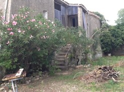 Façade principale du Mas de Boissonnade